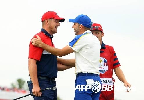 미국과 유럽의 대륙간 남자골프 대항전인 2021 라이더컵에서 미국이 우승을 차지했다. 최종일 싱글 매치에서 대결한 브라이슨 디섐보와 세르히오 가르시아의 모습이다. 사진제공=ⓒAFPBBNews = News1