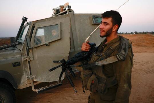 이스라엘군이 26일 가자지구와의 국경 지역을 순찰돌고 있다. 니르암/AFP 연합뉴스