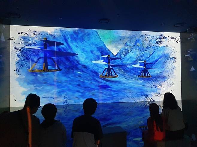 다빈치의 비행 기계들이 미디어아트로 재현된 공간.