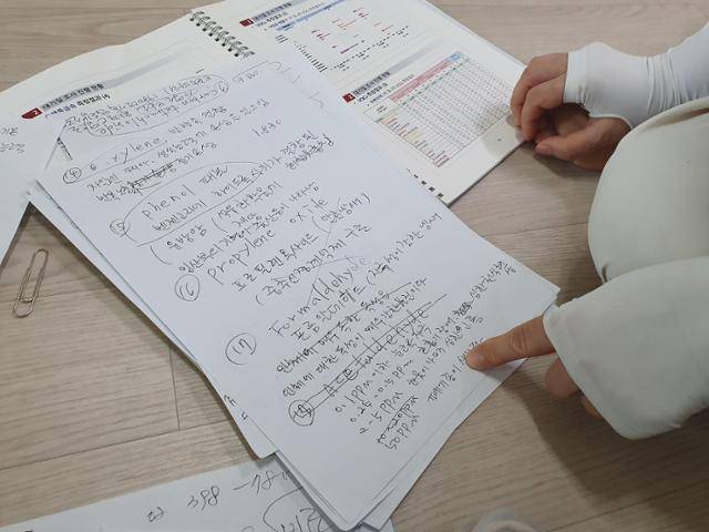 충남 천안 수신면의 한 마을에 사는 주민이 마을 내에 위치한 공장에서 나온 유해물질의 이름을 적은 메모를 보여주고 있다. 전혼잎 기자