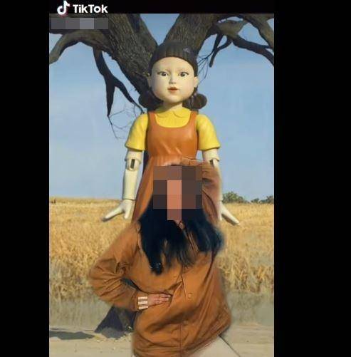 넷플릭스 오리지널 오징어 게임이 화제인 가운데 온라인상에선 드라마에 등장하는 게임을 패러디한 사진과 영상이 확산하고 있다. 사진은 틱톡에서 무궁화꽃이 피었습니다 게임을 패러디한 영상의 한 장면. 틱톡 캡처