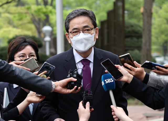 4월 23일 고위공직자범죄수사처를 항의 방문한 곽상도 의원이 기자들의 질문에 답변하고 있다. 연합뉴스