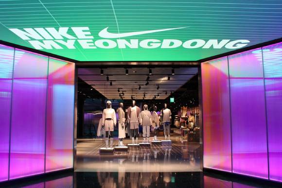 글로벌 스포츠 브랜드 나이키의 성장세가 코로나19 여파에 따른 생산 차질 문제로 둔화될 것이라는 전망이 나온다.