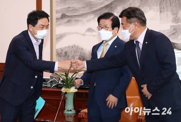 윤호중 더불어민주당 원내대표와 김기현 국민의힘 원내대표가 27일 서울 여의도 국회에서 열린 박병석 국회의장 주재 여야 원내대표 회동에서 주먹인사를 하고 있다.