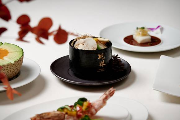 롯데호텔 서울이 제철 식재료를 활용한 가을 메뉴 프로모션을 진행한다. 사진은 자연송이를 활용한 중식당 도림의 가을 메뉴 모습. [사진=롯데호텔]