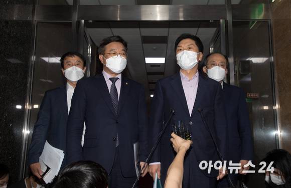 더불어민주당 윤호중 원내대표와 국민의힘 김기현 원내대표가 27일 저녁 박병석 국회의장 주재로 열린 여야 원내대표 회동을 마치고 취재진에게 브리핑을 하고 있다.