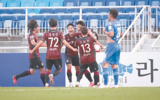 FC 서울 조영욱(왼쪽 셋째)이 26일 수퍼매치에서 득점한 뒤 환호하고 있다. [프로축구연맹]