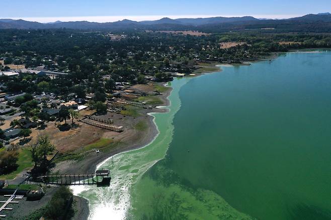 호수주변 주민들은 이 물을 직접 끌어다 생활용수로 사용해 왔다. 당국은 호수 물 사용을 금지했다. AFP= 연합뉴스