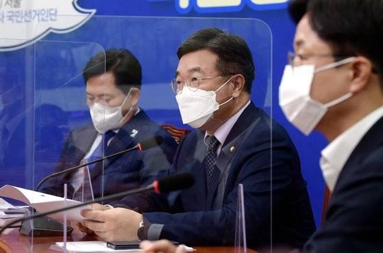 윤호중 더불어민주당 원내대표가 27일 오전 서울 여의도 국회에서 열린 최고위원회의에서 모두발언을 하고 있다. 뉴스1