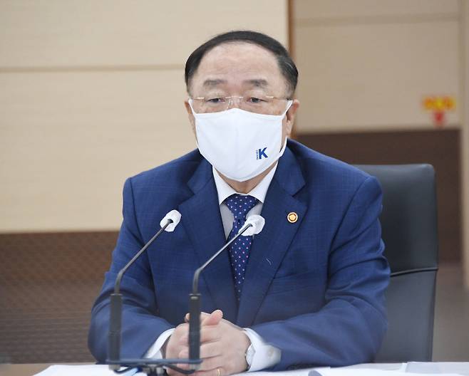 홍남기 부총리 겸 기획재정부 장관이 27일 정부세종청사에서 열린 확대간부회의에서 발언하고 있다. 기획재정부 제공