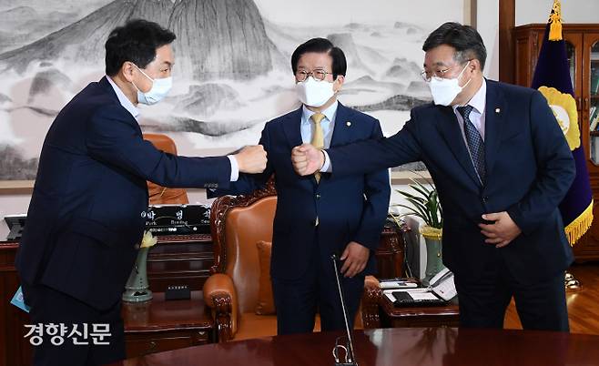 더불어민주당 윤호중(오른쪽) 원내대표와 국민의힘 김기현 원내대표가 27일 오전 국회에서 열린 박병석 국회의장 주재 언론법 관련 회동에서 주먹인사를 나누고 있다. 국회사진기자단