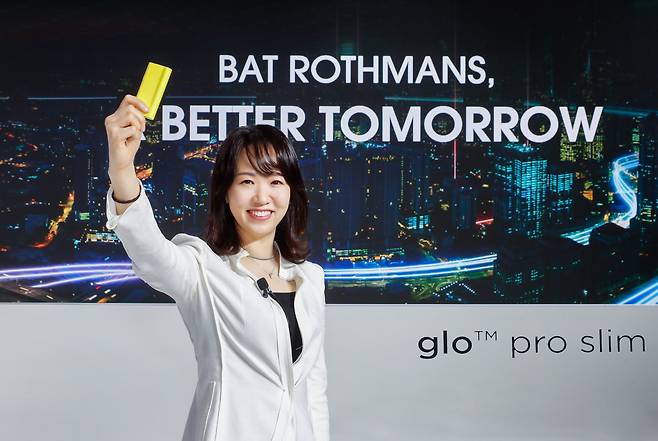 Kim Eun-ji, country manager of BAT Rothmans, holds the new Glo Pro Slim at a launch event Monday. (BAT Rothmans)