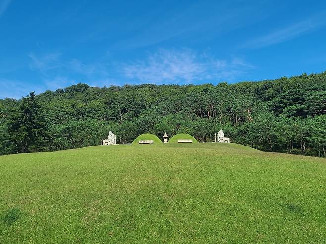 The Joseon-era royal tomb Jangneung in Gimpo, Gyeonggi Province, is seen Sunday. (Song Seung-hyun/The Korea Herald)