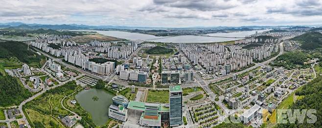 전남도가 부동산 불법 증여 및 허위신고 의심 9건을 적발, 관할 세무서에 통보하고 과태료를 부과했다. 남악신도시 전경.[사진=무안군]