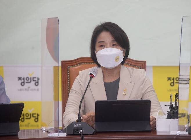 발언하는 이은주 정의당 의원.&nbsp; &nbsp;연합뉴스