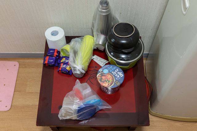 고독사 현장에서 발견된 컵라면과 과자. 홀로 살다 숨진 이들의 집에서는 라면과 즉석식품이 많이 나온다. 아시아문화원·박민구 작가 제공