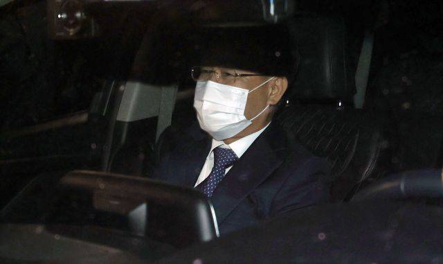 경기 성남시 대장동 개발사업에서 특혜를 받은 의혹이 제기된 화천대유자산관리(화천대유)의 최대 주주 김만배 씨가 27일 오후 참고인 신분으로 조사를 마치고 서울 용산경찰서를 나서고 있다. 연합