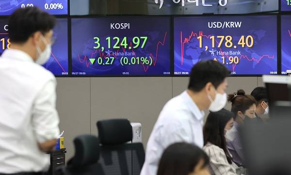 27일 오전 서울 중구 하나은행 딜링룸에서 딜러들이 대화하고 있다. [사진 출처 = 연합뉴스]