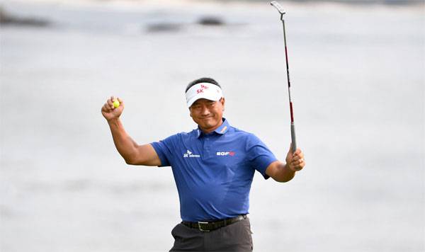 최경주가 27일(한국시간) 미국 캘리포니아주 몬터레이의 페블비치 골프 링크스에서 열린 미국프로골프(PGA) 챔피언스 투어 퓨어 인슈어런스 챔피언십에서 우승한 뒤 기뻐하고 있다.  [AFP = 연합뉴스]
