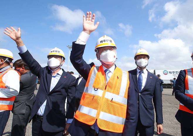 더불어민주당 대권주자인 이재명 경기도지사가 27일 오후 제주시 건입동 제주항 6부두를 방문한 자리에서 지지자들에게 손을 흔들어 인사하고 있다. / 사진제공=뉴시스