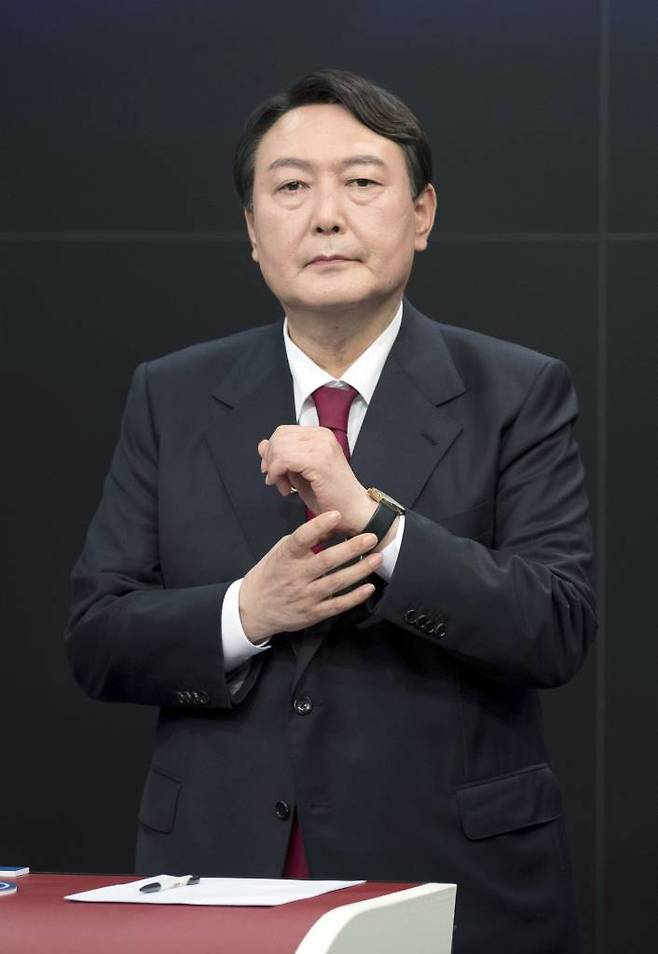 윤석열 국민의힘 대선 경선 예비후보가 이달 16일 서울 중구 TV조선에서 열린 방송토론회에서 토론 준비를 하고 있다. / 사진제공=뉴시스