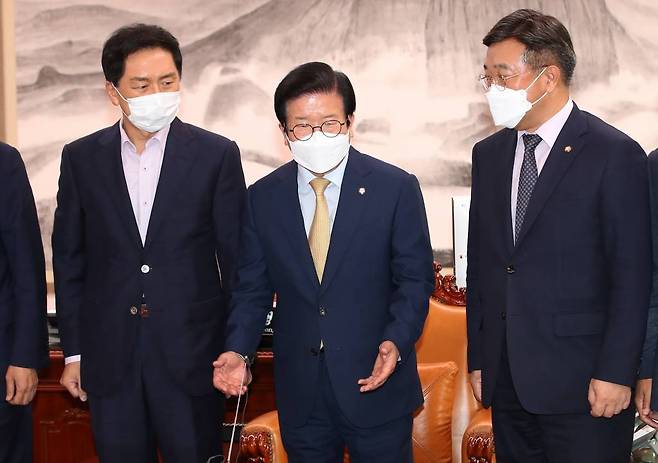 [서울=뉴시스] 최동준 기자 = 윤호중 더불어민주당 원내대표, 김기현 국민의힘 원내대표가 27일 서울 여의도 국회에서 열린 박병석 국회의장 주재 여야 원내대표 회동에서 기념촬영을 하고 있다. (공동취재사진) 2021.09.27.