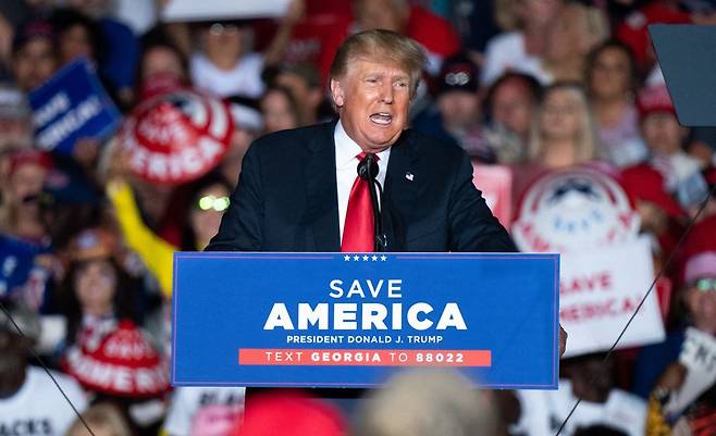 도널드 트럼프 전 미국 대통령이 지난 25일(현지시간) 조지아주 소도시 페리에서 열린 자신의 지지자 모임에서 조 바이든 대통령에 대해 원색적인 욕설을 퍼부었다. /사진=AFP