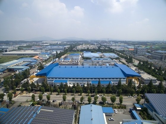 27일 두산퓨얼셀이 발전용 수료 연료전지를 중국에 수출한다는 소식에 상승세다. 사진은 두산퓨얼셀 전북 익산 공장 전경./사진=두산퓨얼셀