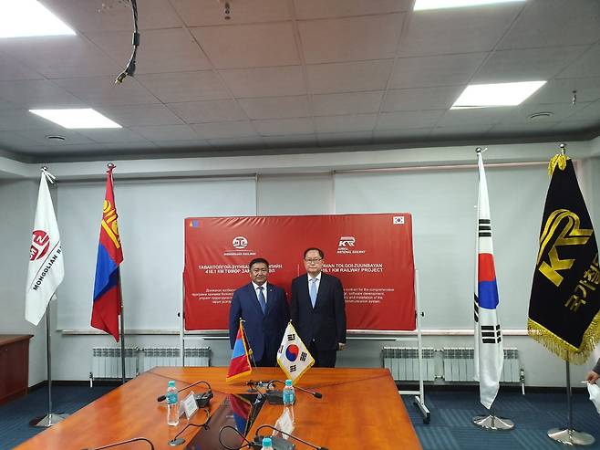 성영석 국가철도공단 해외사업본부장(오른쪽)이 지난 24일 몽골철도공사((MTZ) 회의실에서 BATNASAN 사장과 수주계약을 체결했다./사진=국가철도공단