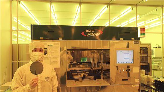 DGIST 학부생이 CMOS 공정 실습을 수행하고 있다.[DGIST 제공]