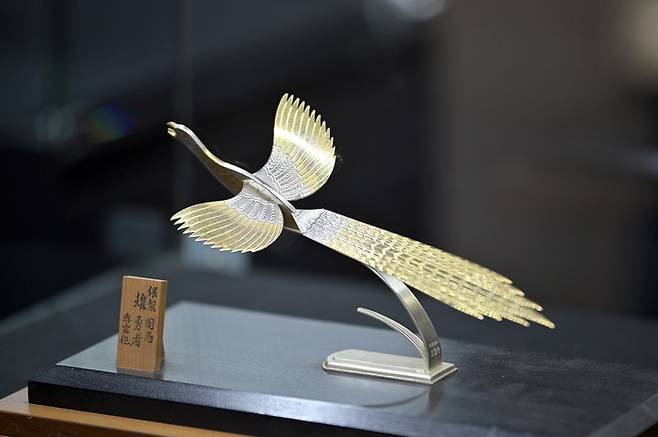 [뉴시스=공주]전두환 전 대통령이 지난 1984년 9월 6일부터 8일까지 일본을 방문, '스즈키 젠코' 총리로부터 선물 받은 것으로 일본 국조를 모형화 한 작품이다. 2021.09.27.(사진=공주시 제공)  *재판매 및 DB 금지