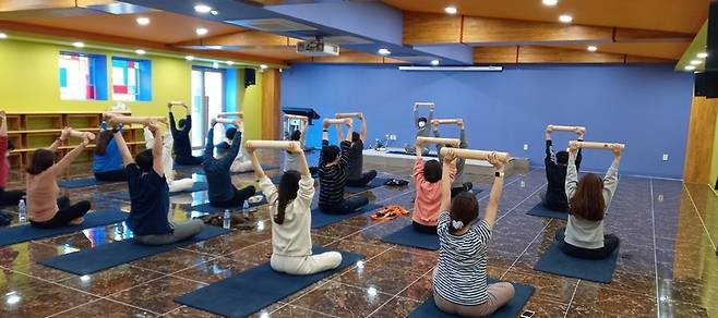 [대전=뉴시스] 국립산림치유원의 숲케어 프로그램 '밸런스테라피' 참가자들의 모습. *재판매 및 DB 금지