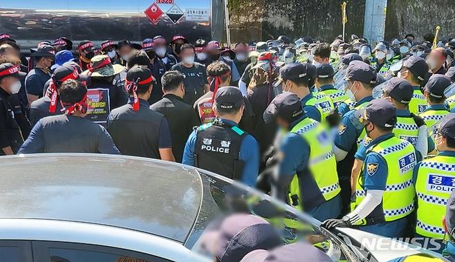 [청주=뉴시스] 조성현 기자 = 민주노총 화물연대 노조원들이 24일 오전 충북 청주시 흥덕구 송정동 SPC삼립 공장 앞에서 물류배송 차량의 출하를 막기 위해 경찰과 대치하고 있다. 2021.09.24. jsh0128@newsis.com