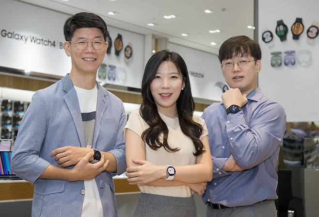 ‘갤럭시워치4 시리즈’ 건강 기능의 개발을 담당한 삼성전자 무선사업부 김영현, 강보경, 홍기동 프로가 지난 23일 서울 삼성전자 서초사옥에서 진행한 인터뷰 도중 손목에 찬 신제품을 소개하고 있다. 삼성전자 제공