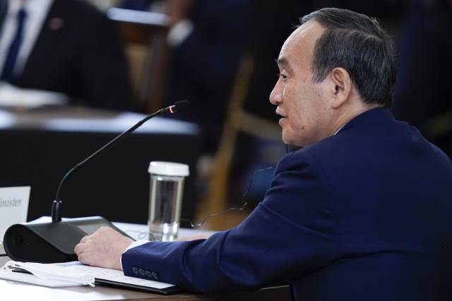 스가 요시히데 일본 총리가 지난 24일(현지시간) 백악관 이스트룸에서 열린 '쿼드'(Quad) 첫 대면 정상회의에 참석하고 있다. /연합뉴스