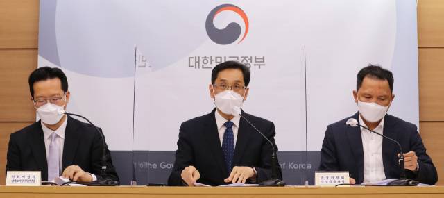 한훈(가운데) 기획재정부 차관보가 27일 오전 세종시 정부세종청사에서 상생소비지원금 사업 시행 방안을 발표하고 있다. 오른쪽부터 김종훈 금융위원회 중소금융과장, 한 차관보, 윤인대 기획재정부 상생소비지원추진 단장. /연합뉴스