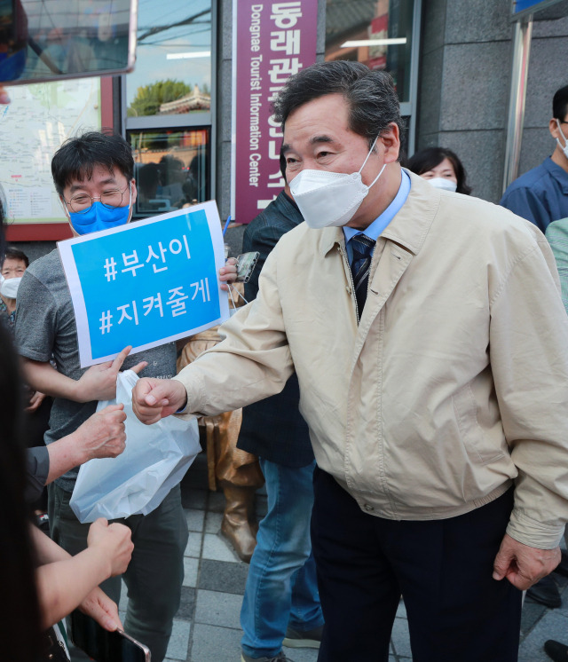 이낙연 전 더불어민주당 대표가 27일 부산 동래시장을 방문해 지지자들과 인사하고 있다. /부산=연합뉴스