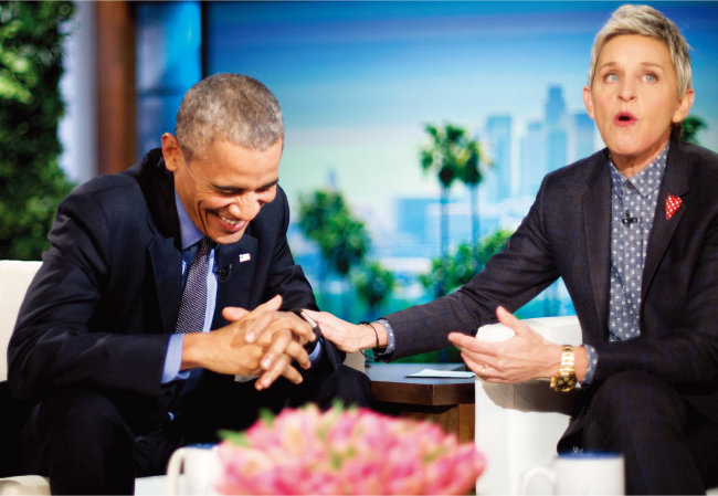 버락 오바마 전 미국 대통령(왼쪽)이 ‘엘런 디제너러스 쇼’에 출연해 웃고 있다. 9월 13일 시즌19를 시작한 엘렌 드제너러스 쇼는 내년 봄 19년 만에 종영한다. [뉴시스]