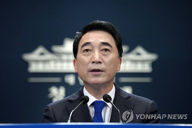 브리핑하는 박수현 국민소통수석 [연합뉴스 자료사진]