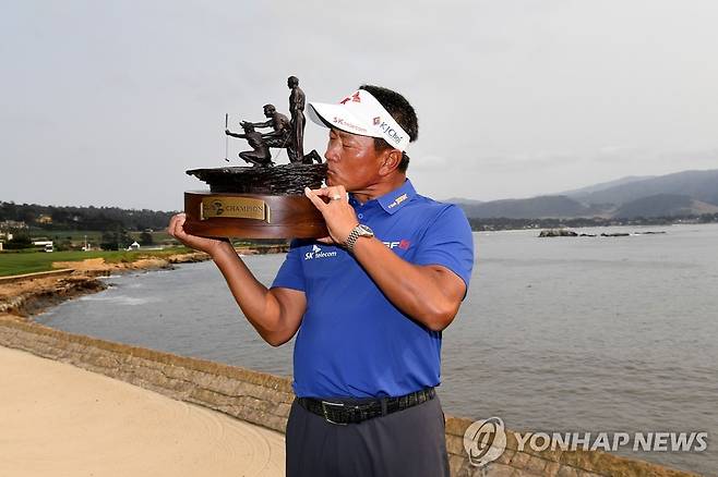 우승컵에 입 맞추는 최경주 [AFP=연합뉴스]