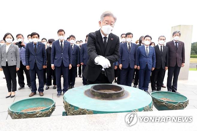 분향하는 이재명 경기지사 (제주=연합뉴스) 박지호 기자 = 더불어민주당의 유력 대권주자인 이재명 경기지사가 27일 오전 제주시 봉개동 4·3평화공원을 찾아 분향하고 있다. jihopark@yna.co.kr