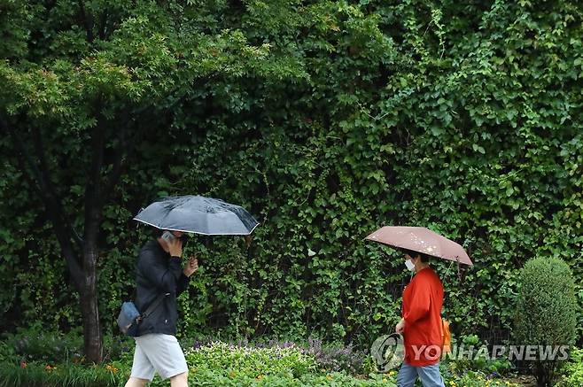 오늘 전국 흐리고 비 지난 7일 오전 서울 시내에서 우산을 쓴 시민이 길을 지나고 있다. [연합뉴스 자료사진]