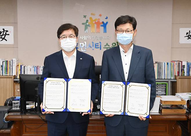 염태영 수원시장(왼쪽)과 윌스기념병원 박춘근 병원장(오른쪽).