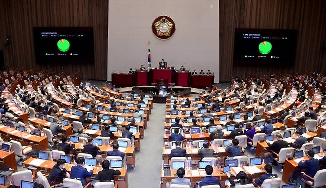 28일 국회 본회의에서 세종시에 국회의사당 분원을 설치하는 내용의 국회법 일부 개정법률안이 통과되고 있다. (사진= 국회사진기자단)