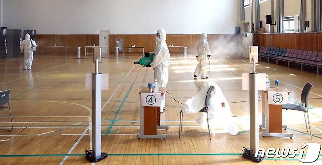 2021학년도 수시모집 논술고사가 실시된 지난해 10월11일 서울 성북구 성신여대에서 학교 관계자들이 방역을 하고 있다. /뉴스1 © News1 허경 기자