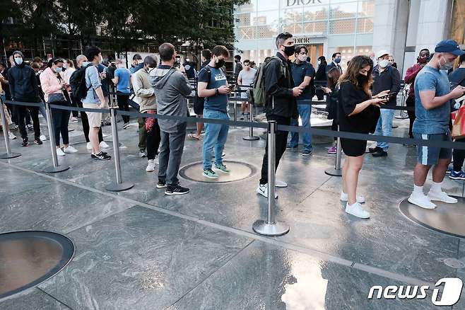 애플의 '아이폰13'이 1차 출시국에서 높은 인기에 따른 물량 부족으로 예약 구매자들에 대한 배송이 지연되고 있다. 사진은 아이폰13을 사기 위해 애플스토어에서 기다리고 있는 미국 소비자들이다. © AFP=뉴스1