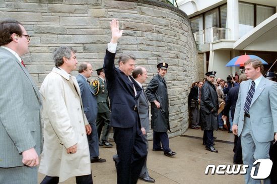 1981년 3월30일 당시 로날드 레이건 미국 대통령이 저격 당하기 직전 워싱턴 힐튼 호텔을 나서며 군중을 향해 손을 흔들고 있다. © AFP=뉴스1