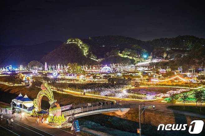 공주시 금강신관공원 미르섬과 금강교 일원이 아름다운 빛으로 물들며 관람객들의 발길을 붙잡고 있다.© 뉴스1