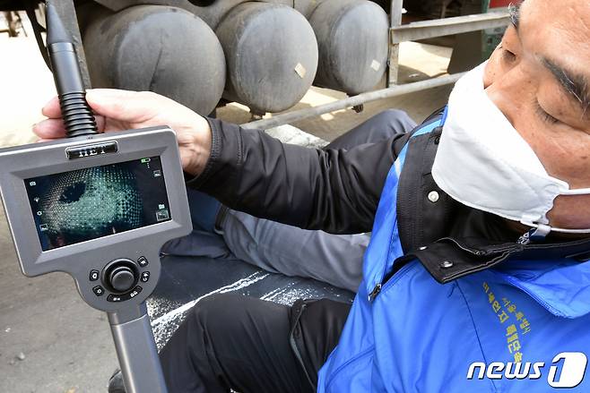 지난 3월15일 서울 양천구 신정로 서부트럭터미널 대형물류센터에서 서울시 공무원들이 화물 차량의 매연저감장치 탈거, 훼손 및 변경 여부를 점검하고 있다. 2021.3.15/뉴스1 © News1 성동훈 기자