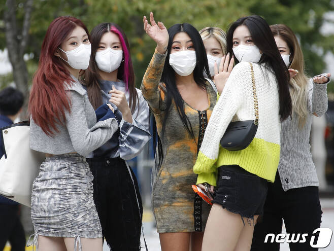 Seoul=) = Singer Jessie meets and chats with her junior girl group ITZY (ITZY) while she is on her way to work for a broadcast on SBS in Mok-dong, Yangcheon-gu, Seoul, on the afternoon of the 28th.From left: Chae Ryeong, Jessie, Ryu Jin, Yuna, Lia. 2021.9.28